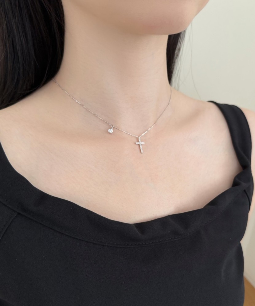 Silver chain with zircon pendant