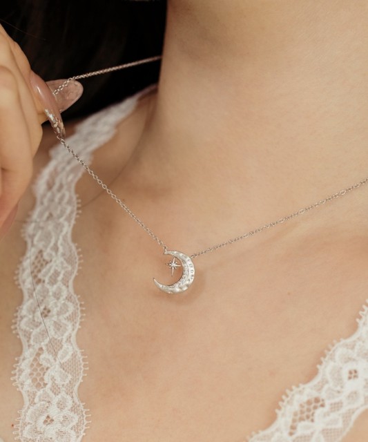 Silver chain with zircon pendant
