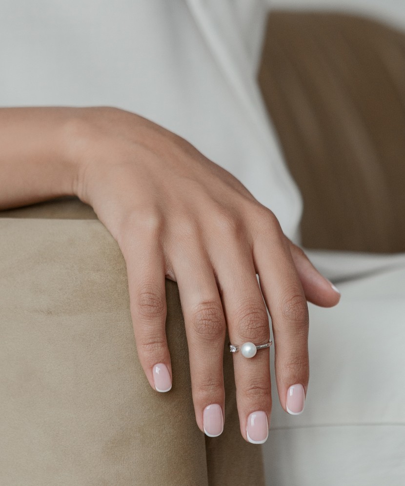 Sterling silver ring with pearl and zircons