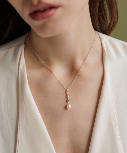 Silver chain with pearl and cubic zirconia