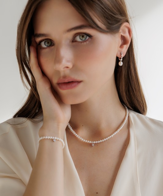 Pearl necklace with cubic zirconia