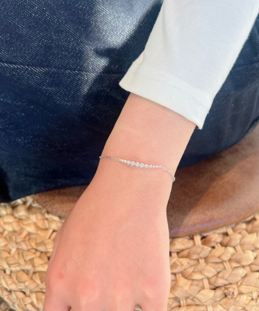 Silver bracelet with moissanites