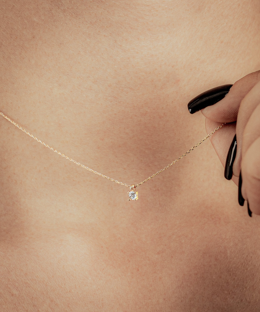 Yellow gold chain with cubic zirconia pendant