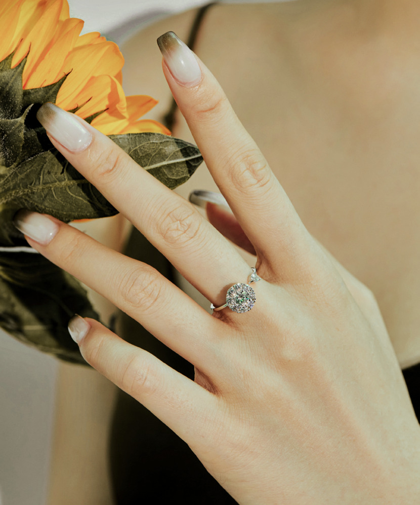Sterling silver ring with zirconium