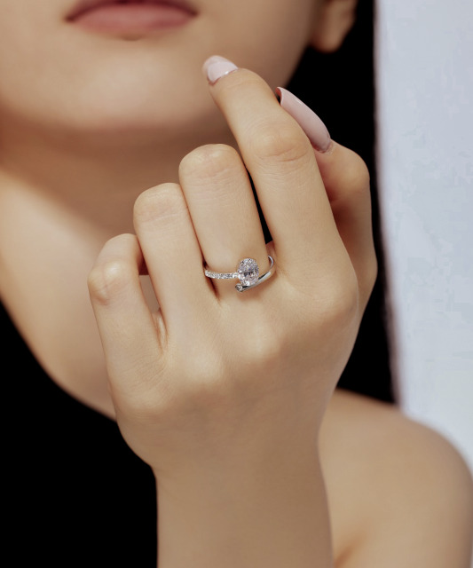 Sterling silver ring with zirconium