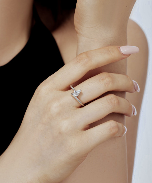 Sterling silver ring with zirconium