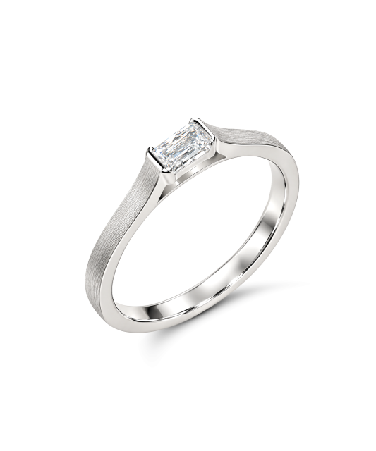 Sterling silver ring with zirconium