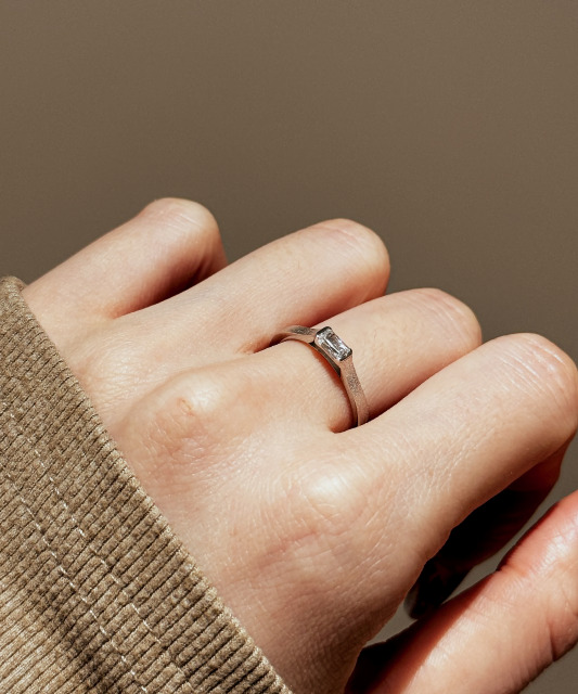 Sterling silver ring with zirconium