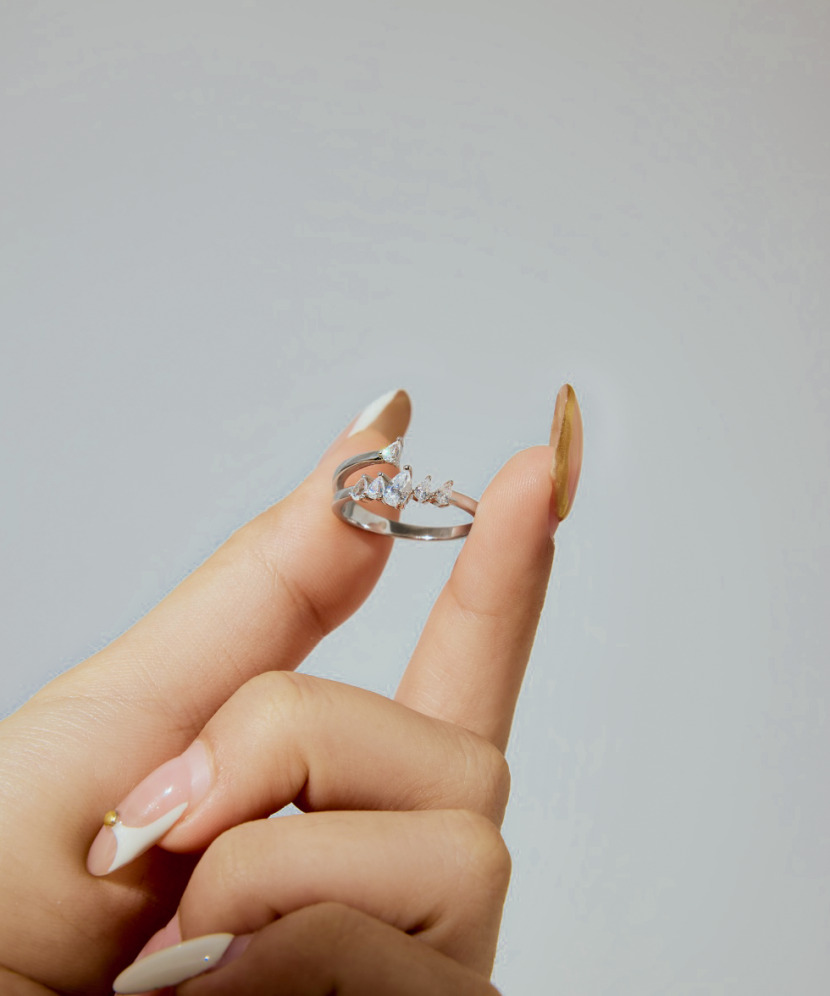 Sterling silver ring with zirconium