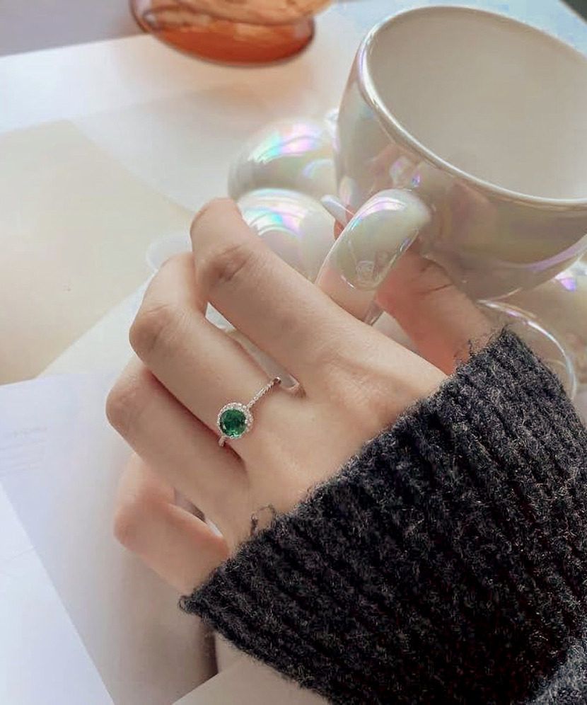Sterling silver ring with zirconium