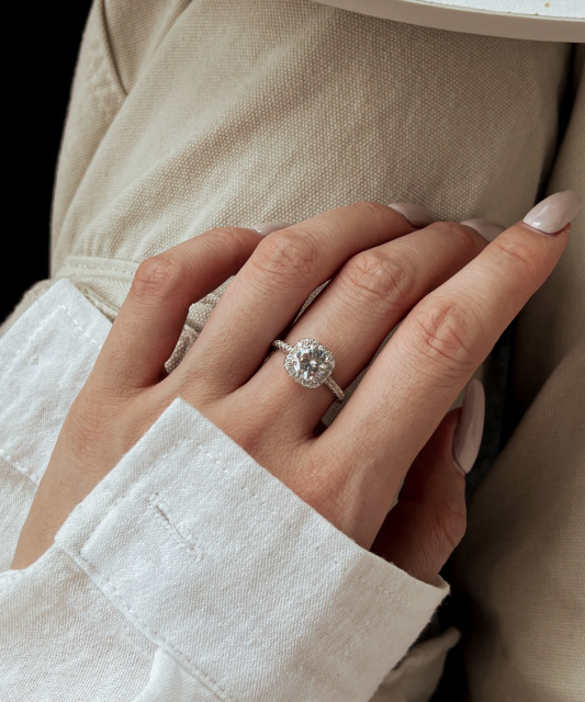 Sterling silver ring with zirconium