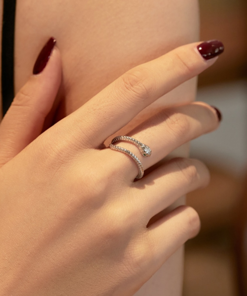Sterling silver ring with zirconium