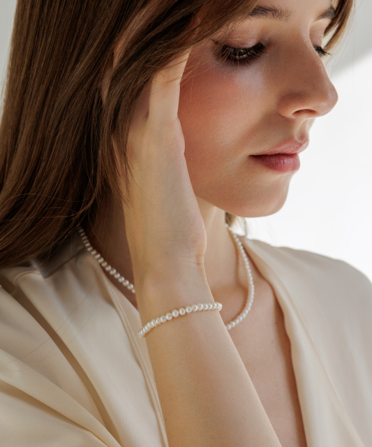 Pearl bracelet with silver