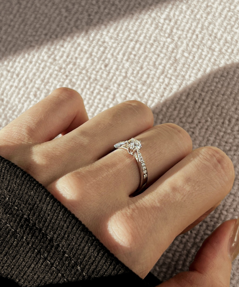 Silver ring with moissanites 0.5ct