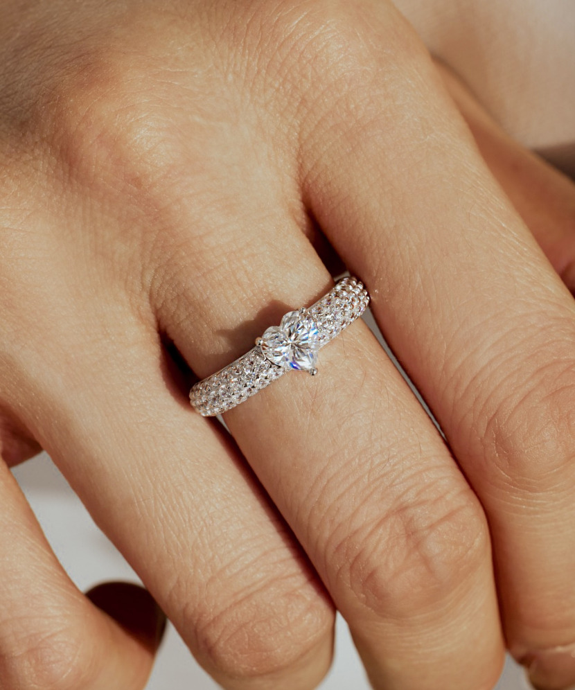 Серебряное кольцо с муассанитами «Сердечко» 0.8ct
