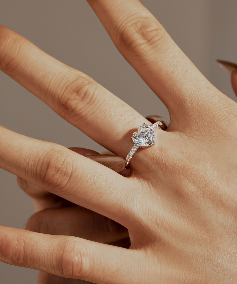 Silver ring with moissanites 2ct