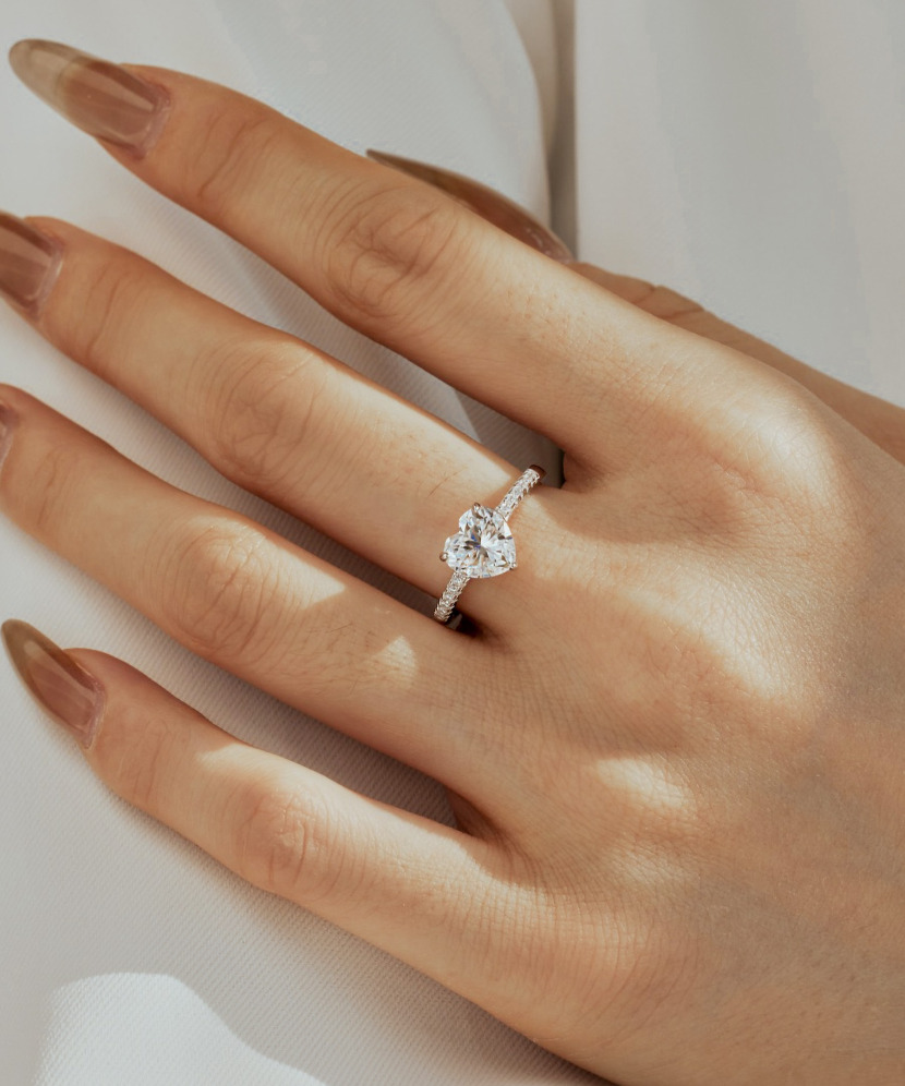 Silver ring with moissanites 2ct