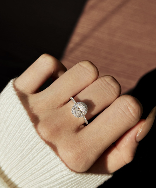 Silver ring with moissanites 1.5ct