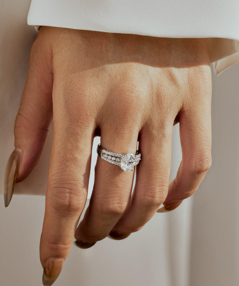 Серебряное кольцо с муассанитами 2ct