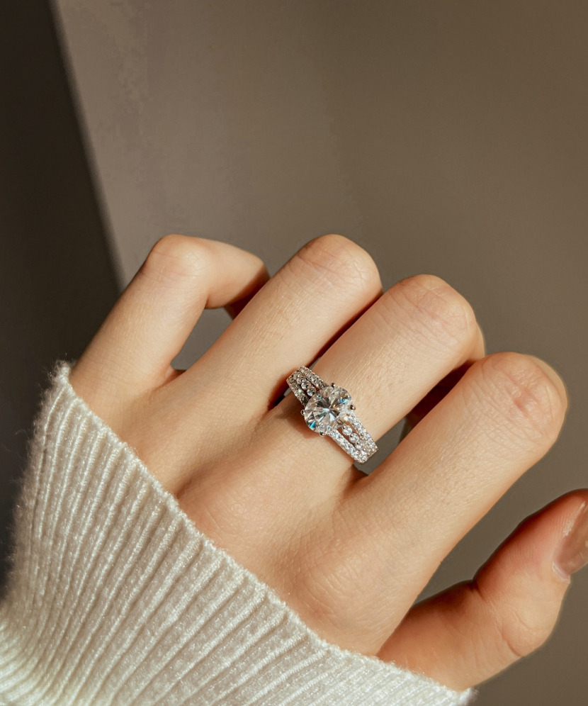 Серебряное кольцо с муассанитами 2ct