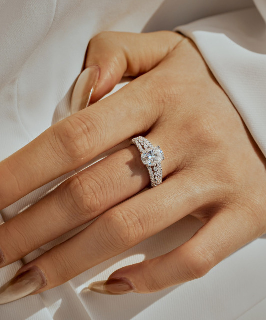 Silver ring with moissanites 2ct