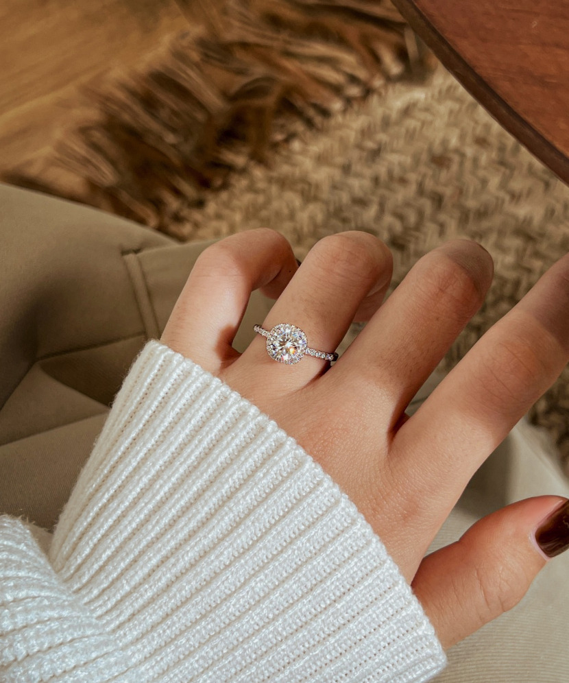Silver ring with moissanites 1CT