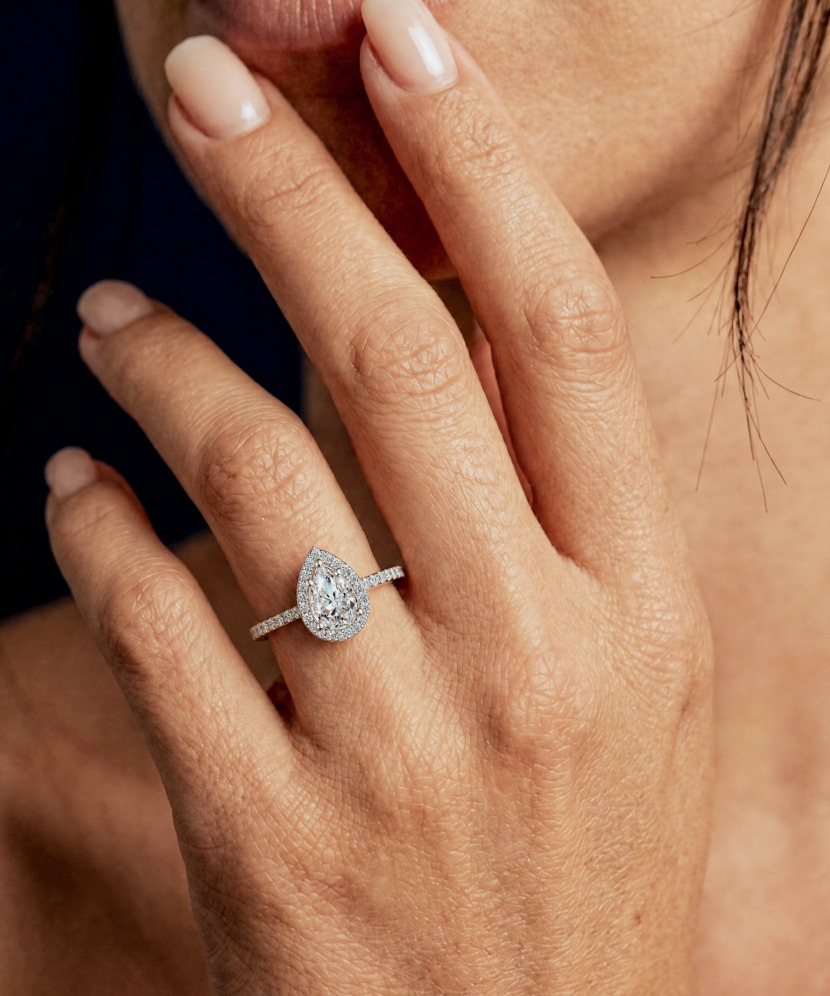 Silver ring with moissanites 1CT