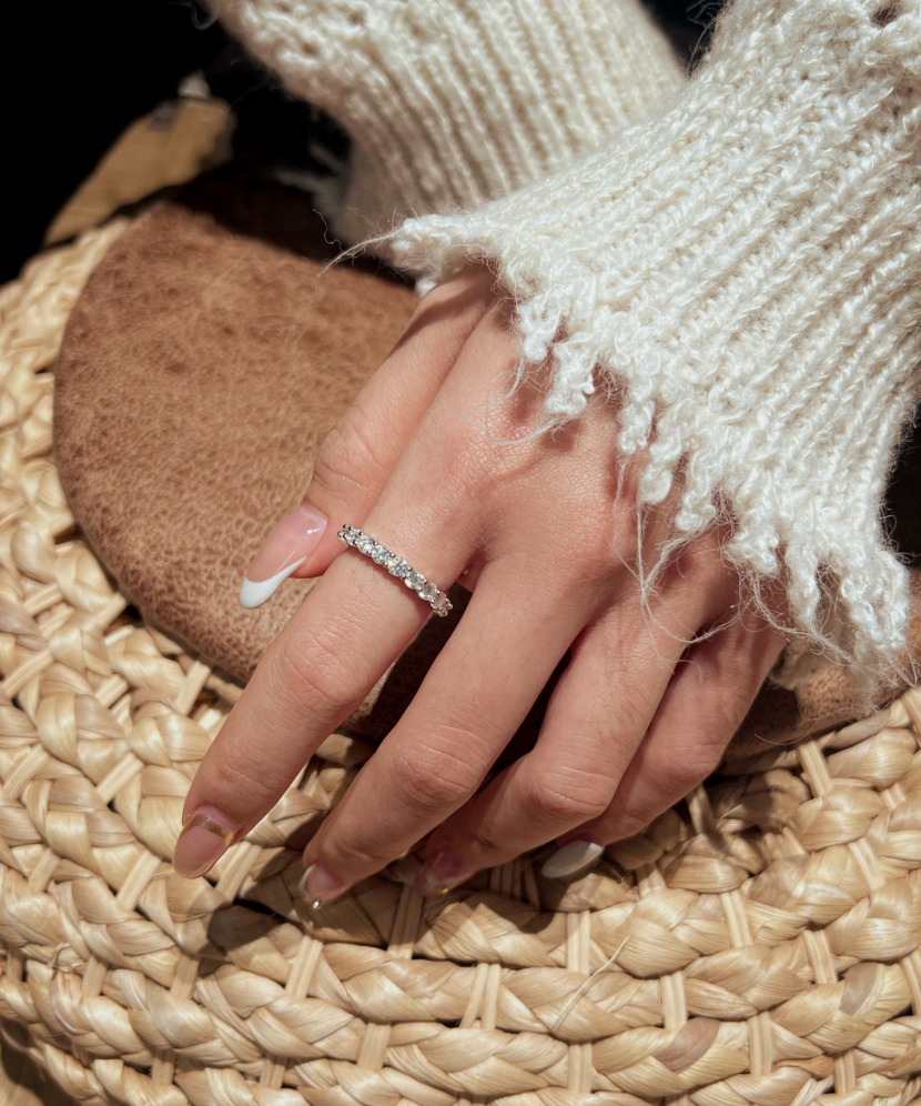 Silver ring with moissanites 2ct