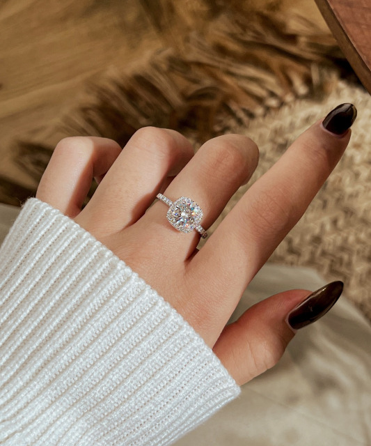 Silver ring with moissanites 1.2ct