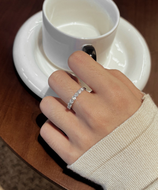 Silver ring with moissanites 0.7ct