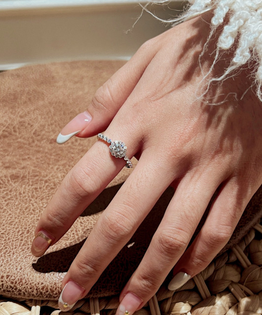 Silver ring with moissanites 0.86ct