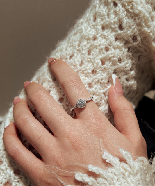 Silver ring with moissanites 0.86ct