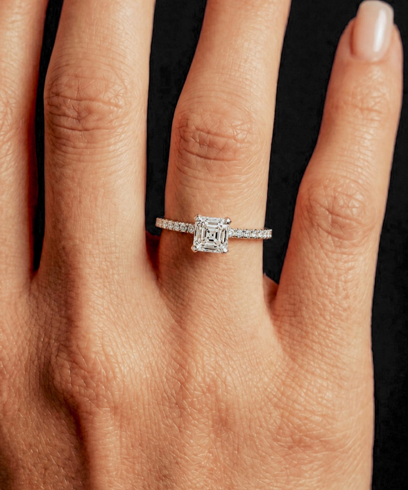 Silver ring with moissanites 1CT