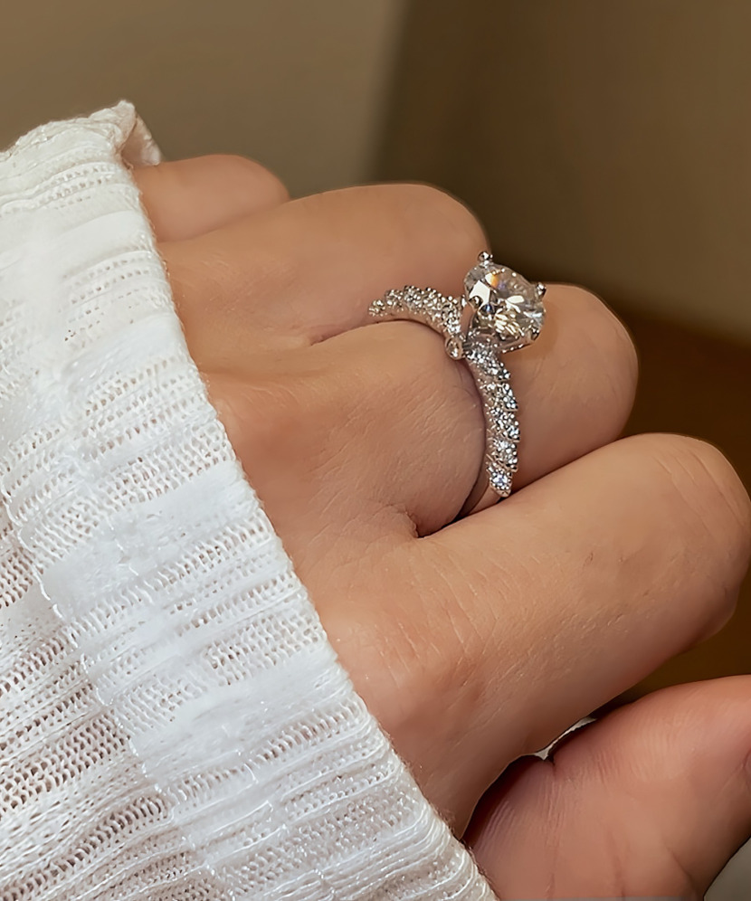 Silver ring with moissanites 2ct