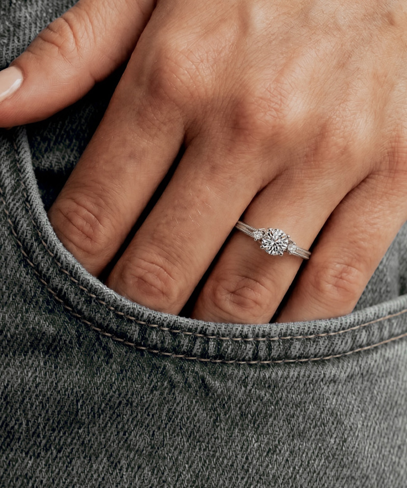 Silver ring with moissanites 1CT