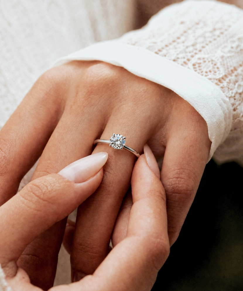 Silver ring with moissanite 1ct