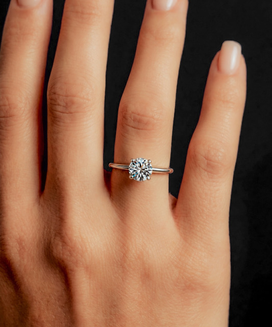 Silver ring with moissanite 2ct