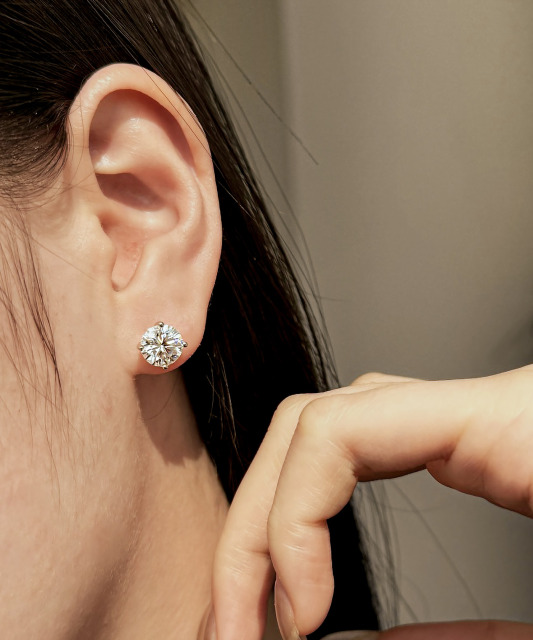 Silver earrings with moissanites 2ct