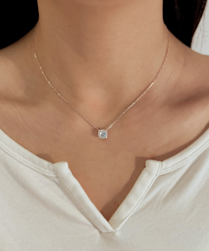 Серебряная цепочка с подвеской из муассанита