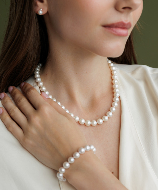 Pearl necklaces with gold