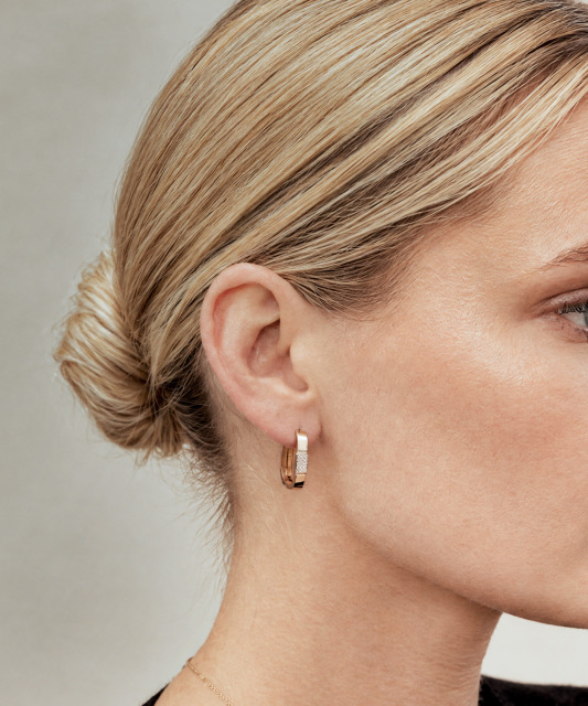 Gold earrings with zircons