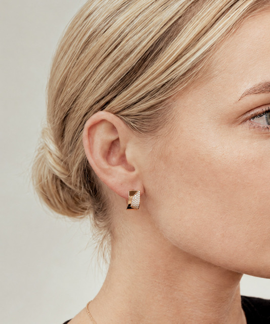 Gold earrings with zircons
