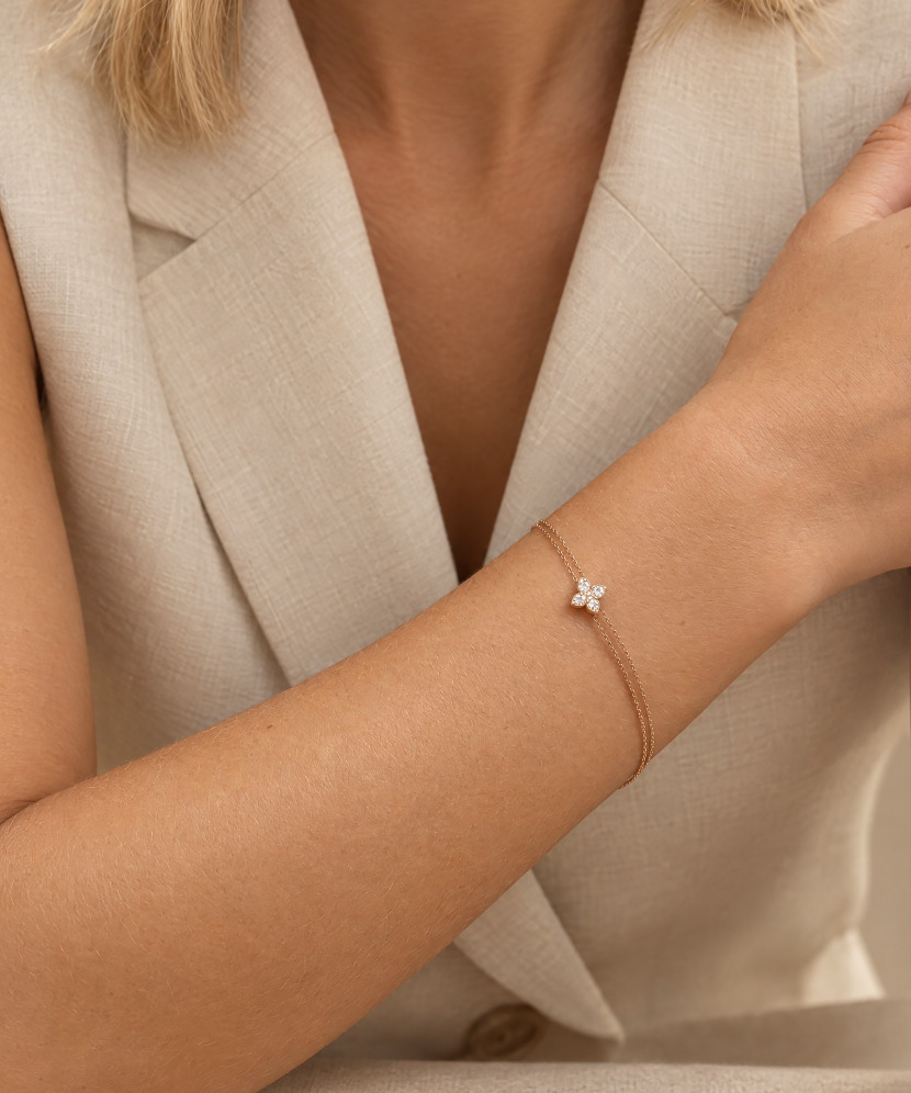 Gold bracelet with zircons