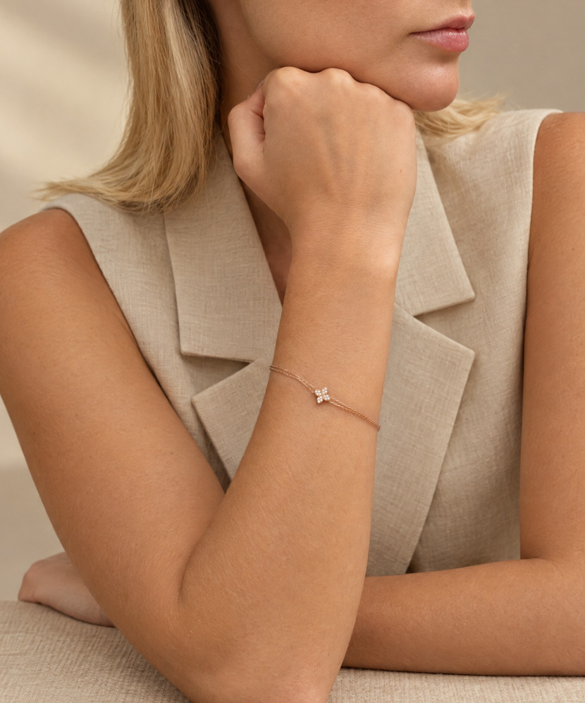 Gold bracelet with zircons