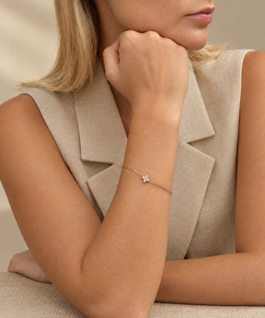 Gold bracelet with zircons