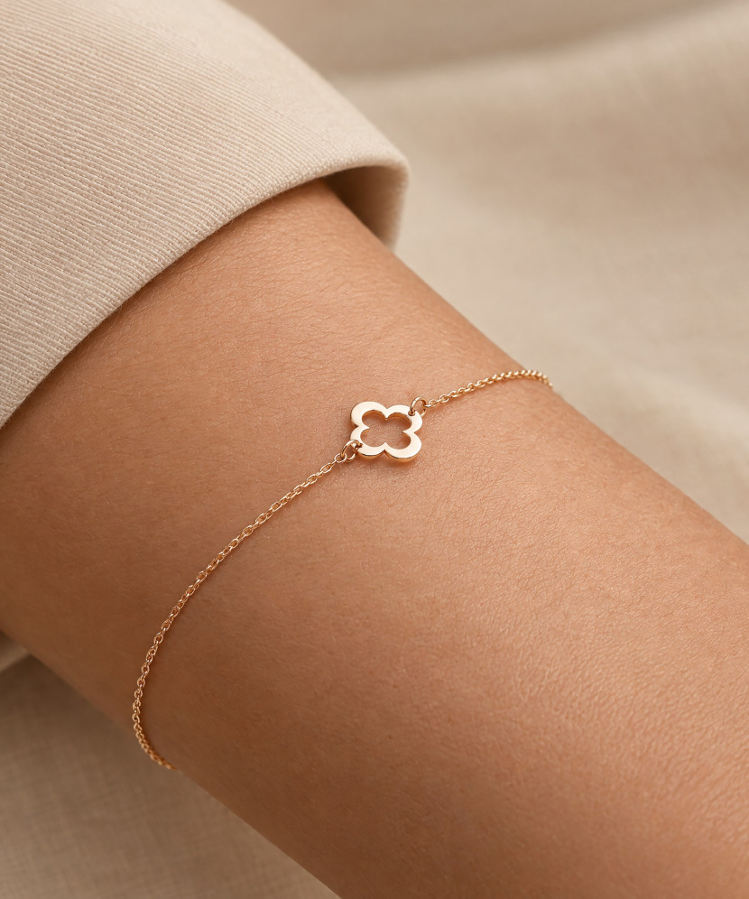 Gold bracelet with zirconia clasp