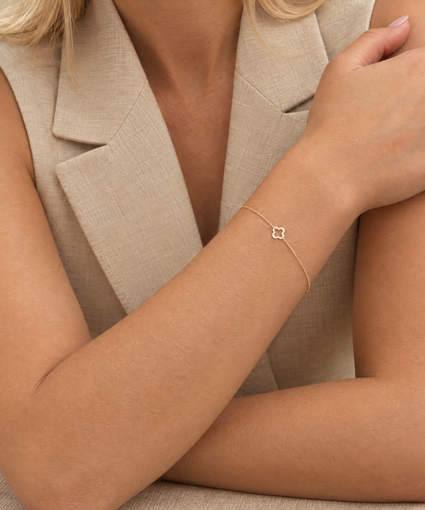 Gold bracelet with zirconia clasp