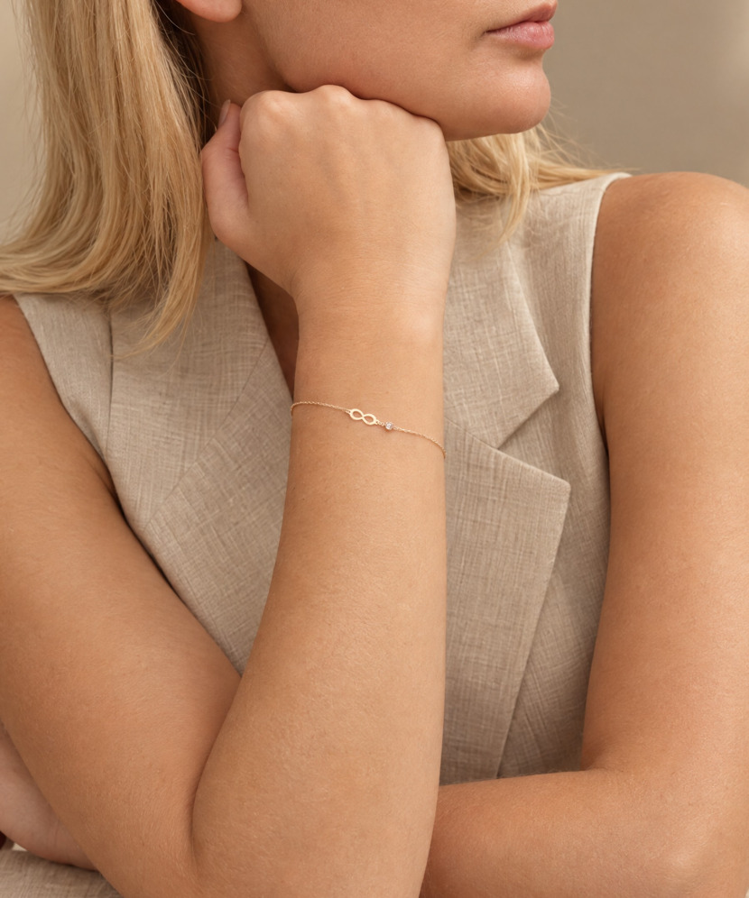 Gold bracelet with zircons