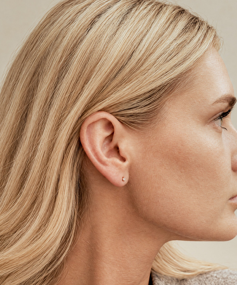 Gold earrings with diamonds