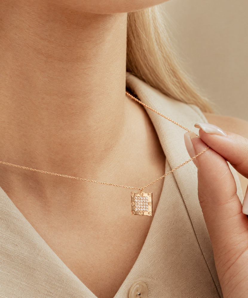 Gold chain with pendant
